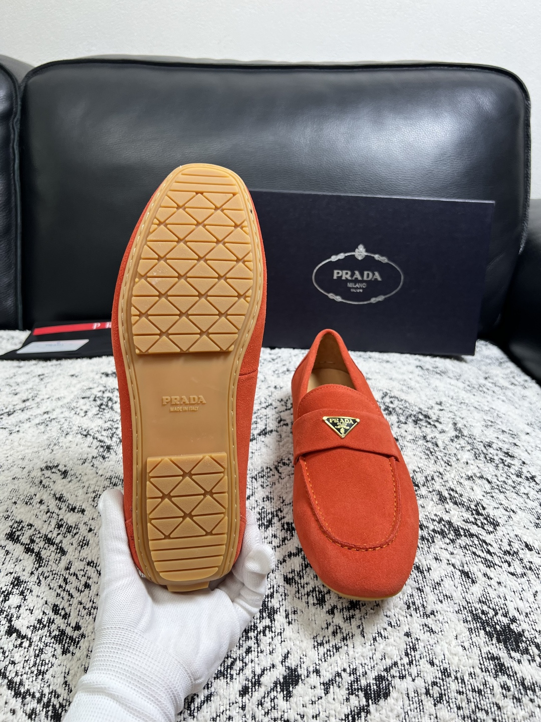 PRADA  高品质  顶级工艺品 普拉达 豆豆鞋专柜同步 原厂配置，意大利进口原版牛皮面料，透气舒适进