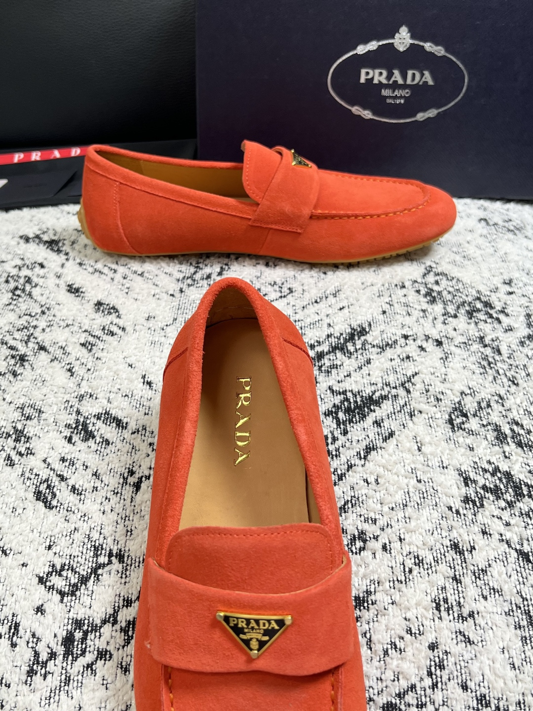 PRADA  高品质  顶级工艺品 普拉达 豆豆鞋专柜同步 原厂配置，意大利进口原版牛皮面料，透气舒适进