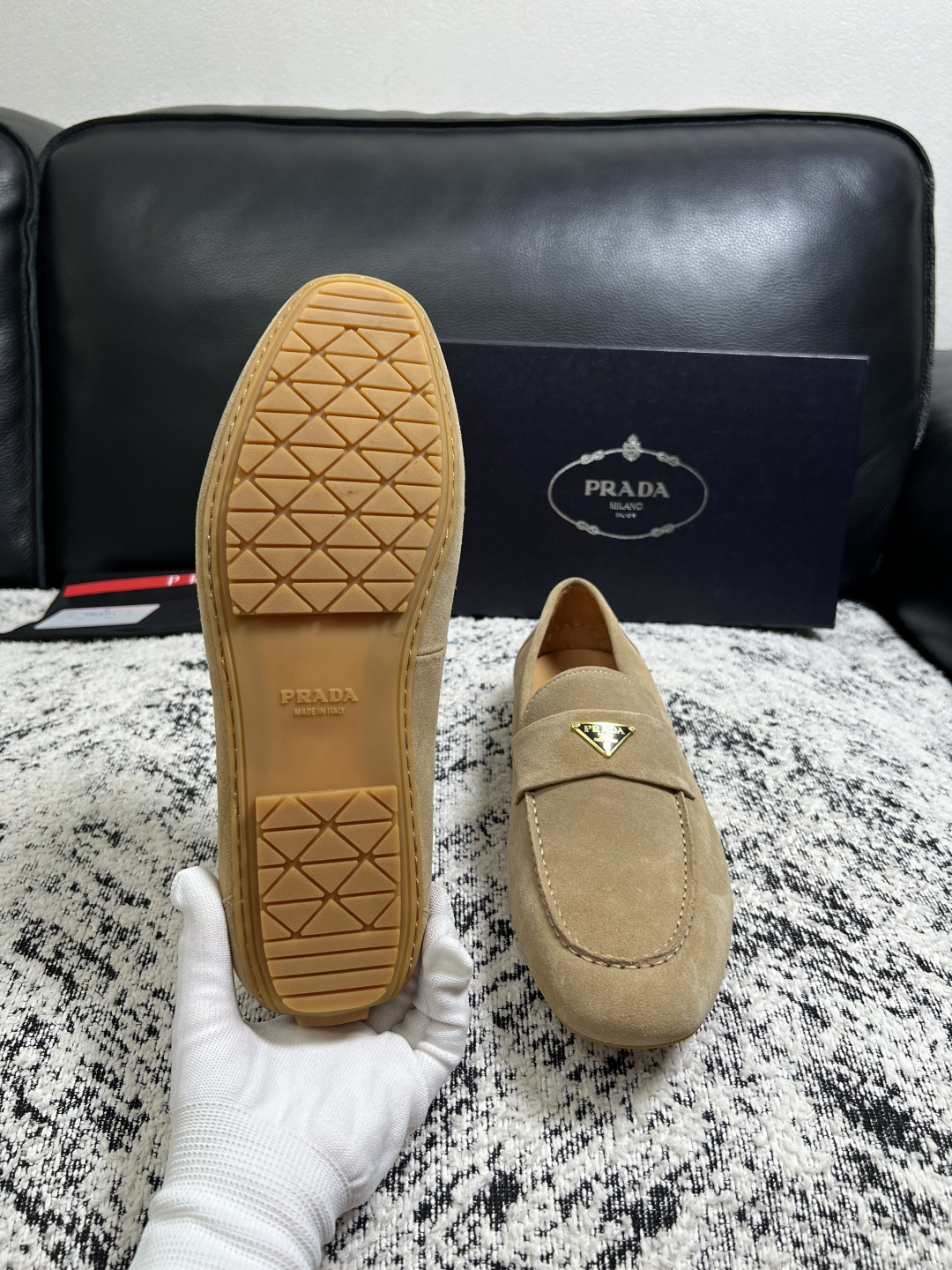 PRADA  高品质  顶级工艺品 普拉达 豆豆鞋专柜同步 原厂配置，意大利进口原版牛皮面料，透气舒适进