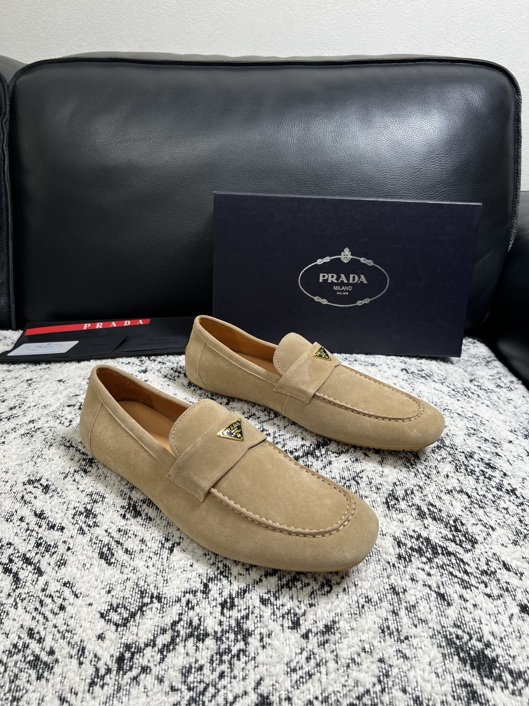 PRADA  高品质  顶级工艺品 普拉达 豆豆鞋专柜同步 原厂配置，意大利进口原版牛皮面料，透气舒适进