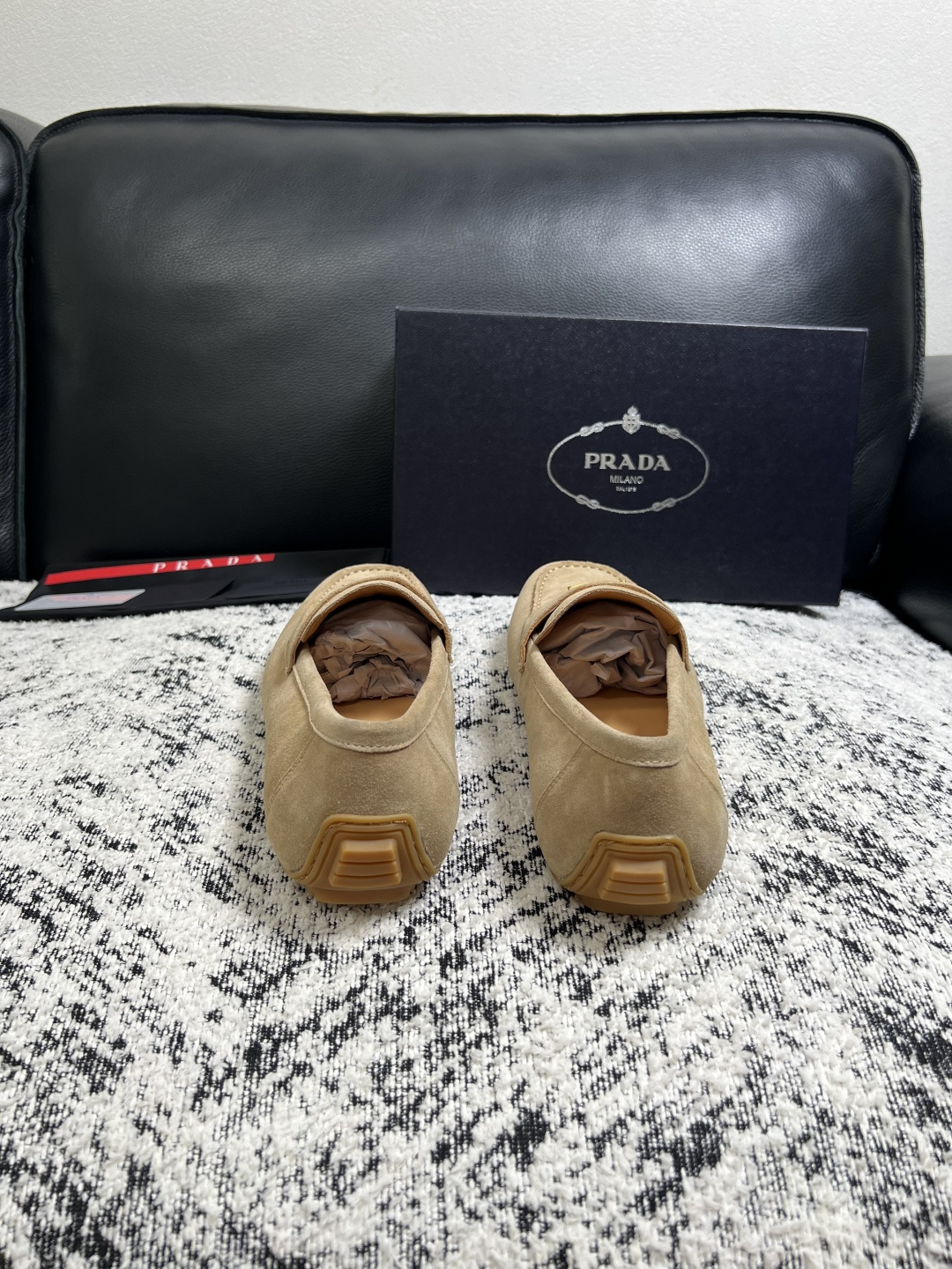 PRADA  高品质  顶级工艺品 普拉达 豆豆鞋专柜同步 原厂配置，意大利进口原版牛皮面料，透气舒适进