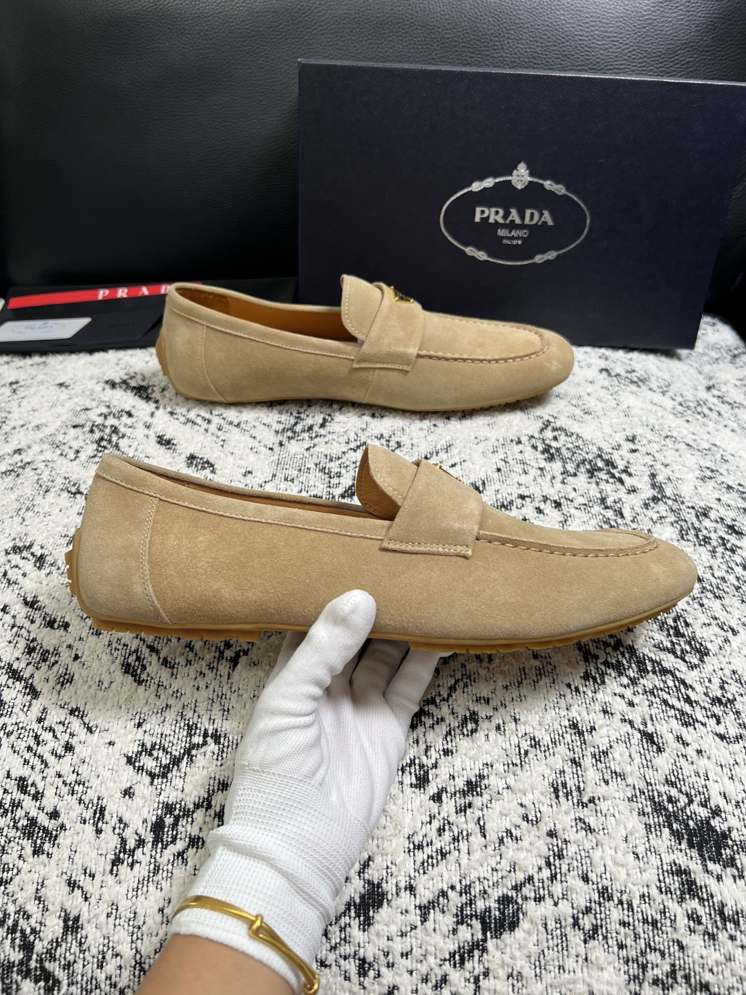 PRADA  高品质  顶级工艺品 普拉达 豆豆鞋专柜同步 原厂配置，意大利进口原版牛皮面料，透气舒适进
