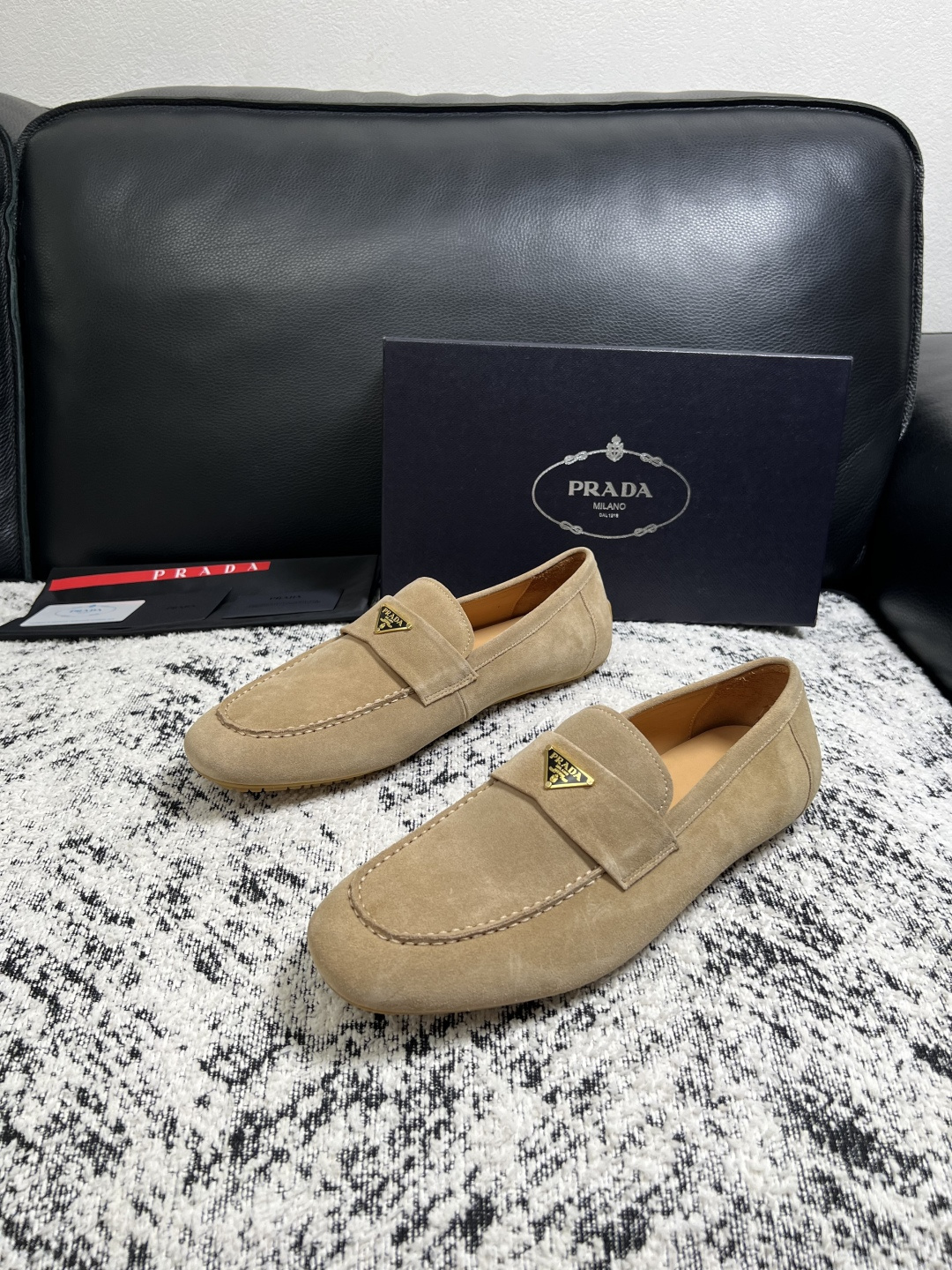 PRADA  高品质  顶级工艺品 普拉达 豆豆鞋专柜同步 原厂配置，意大利进口原版牛皮面料，透气舒适进