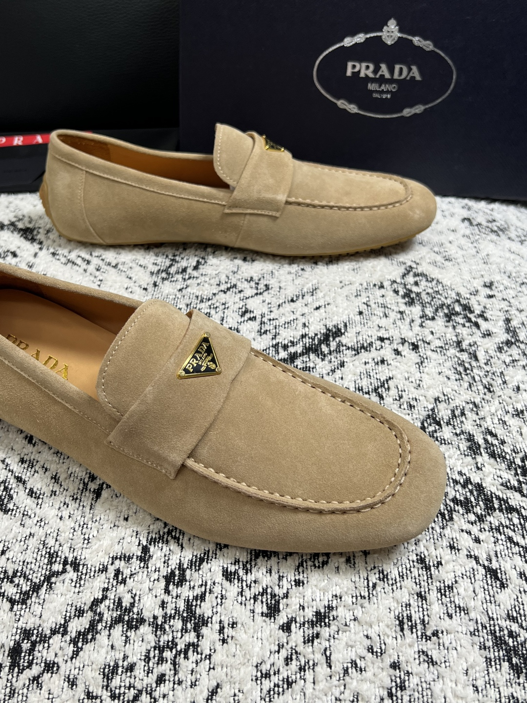 PRADA  高品质  顶级工艺品 普拉达 豆豆鞋专柜同步 原厂配置，意大利进口原版牛皮面料，透气舒适进