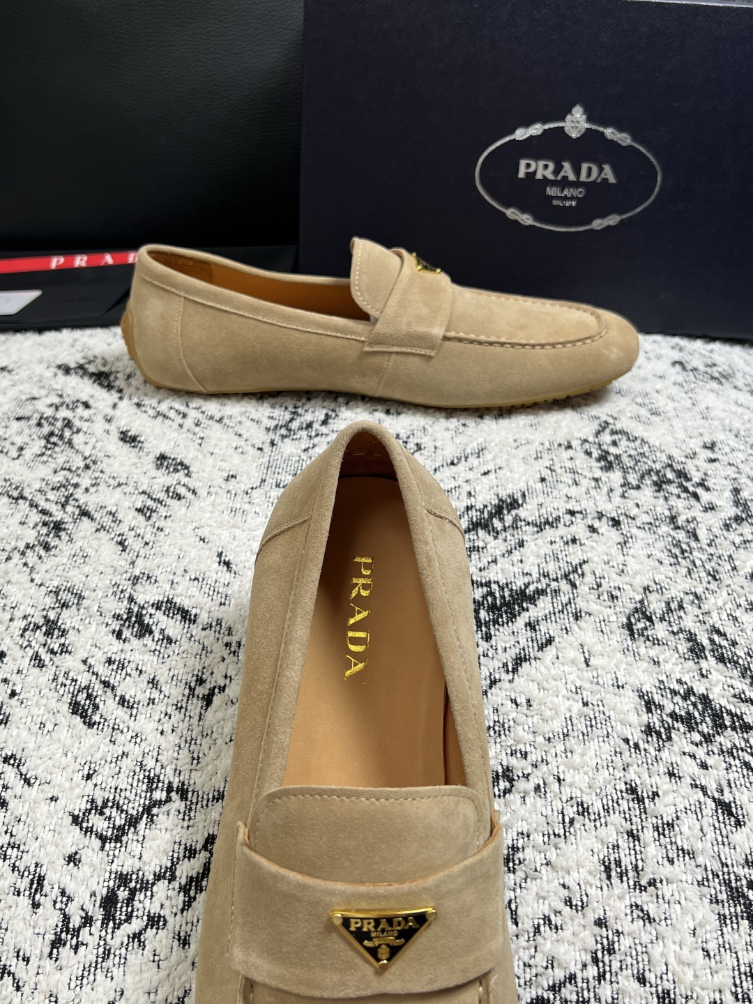 PRADA  高品质  顶级工艺品 普拉达 豆豆鞋专柜同步 原厂配置，意大利进口原版牛皮面料，透气舒适进