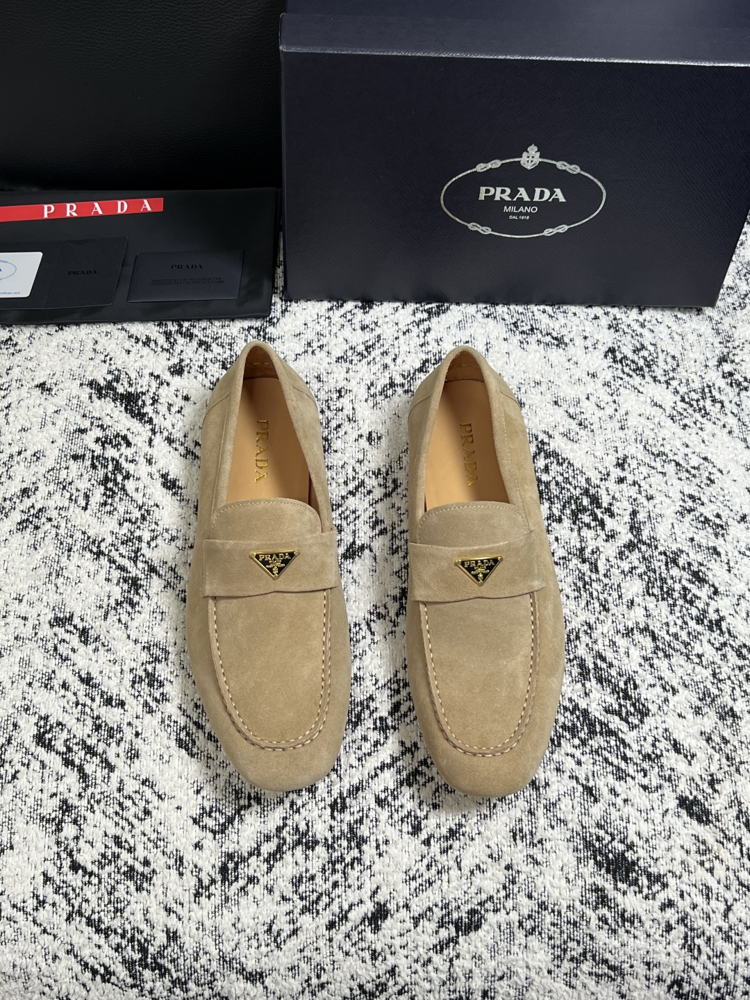 PRADA  高品质  顶级工艺品 普拉达 豆豆鞋专柜同步 原厂配置，意大利进口原版牛皮面料，透气舒适进