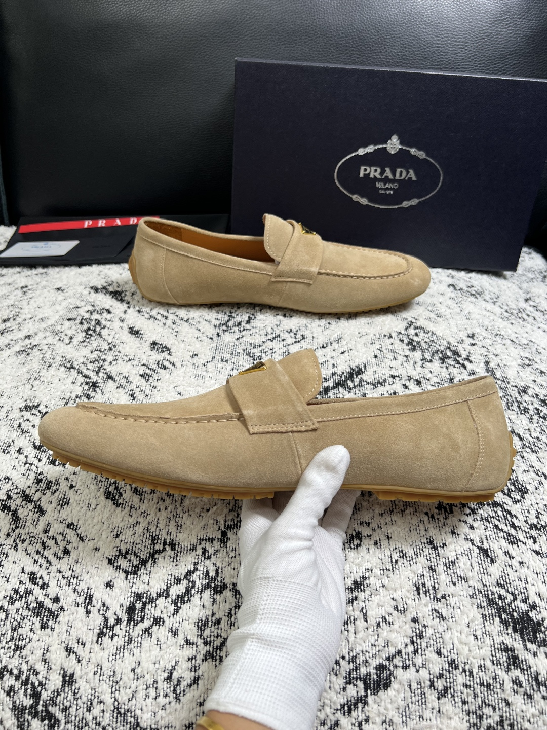 PRADA  高品质  顶级工艺品 普拉达 豆豆鞋专柜同步 原厂配置，意大利进口原版牛皮面料，透气舒适进