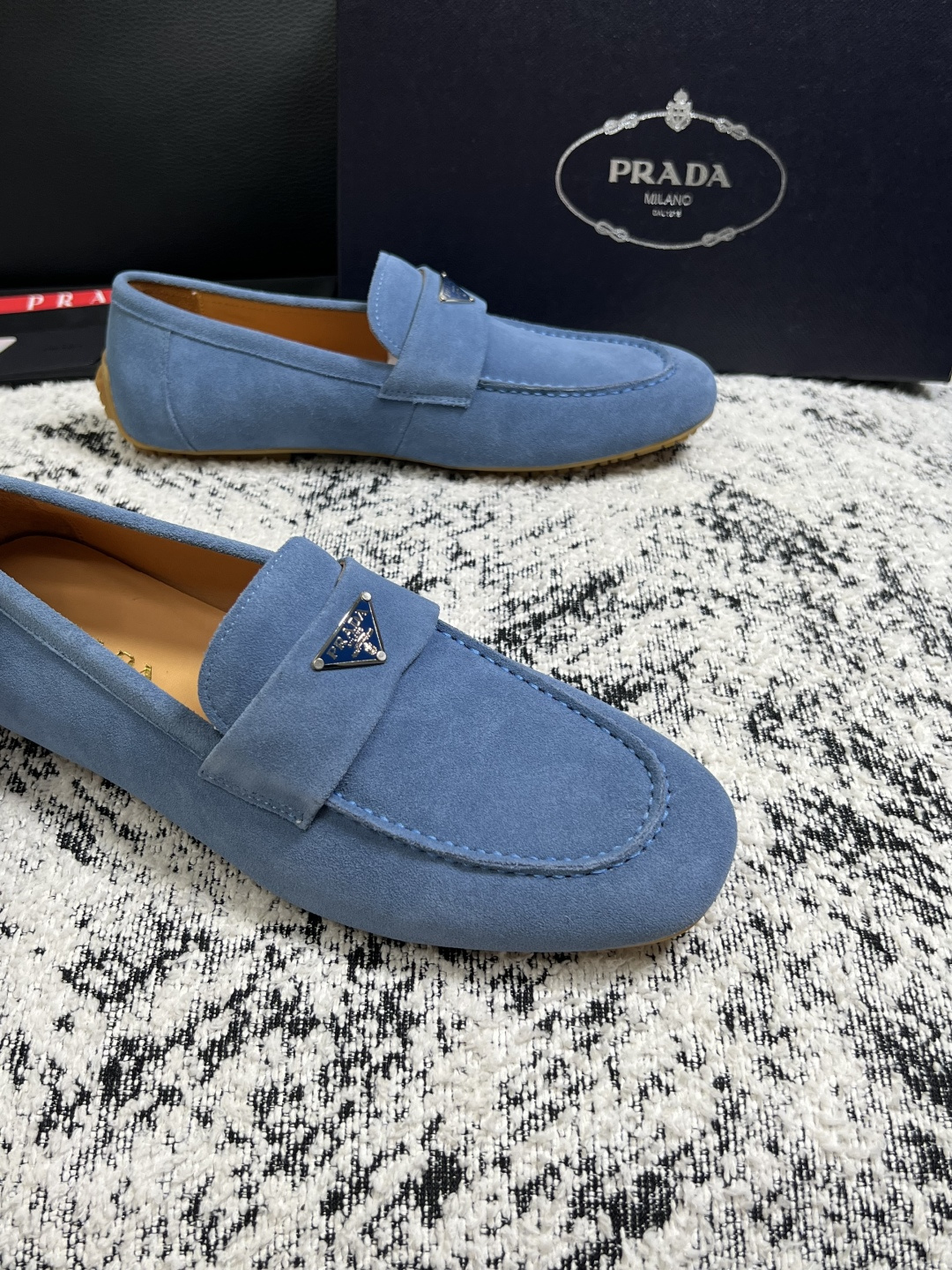 PRADA  高品质  顶级工艺品 普拉达 豆豆鞋专柜同步 原厂配置，意大利进口原版牛皮面料，透气舒适进