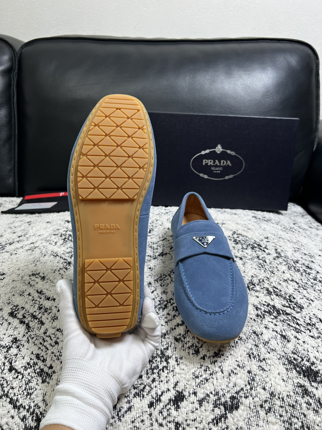 PRADA  高品质  顶级工艺品 普拉达 豆豆鞋专柜同步 原厂配置，意大利进口原版牛皮面料，透气舒适进