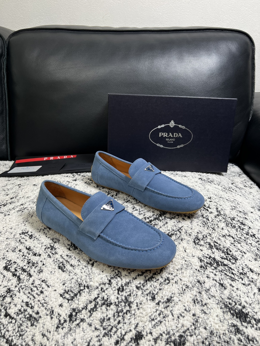 PRADA  高品质  顶级工艺品 普拉达 豆豆鞋专柜同步 原厂配置，意大利进口原版牛皮面料，透气舒适进