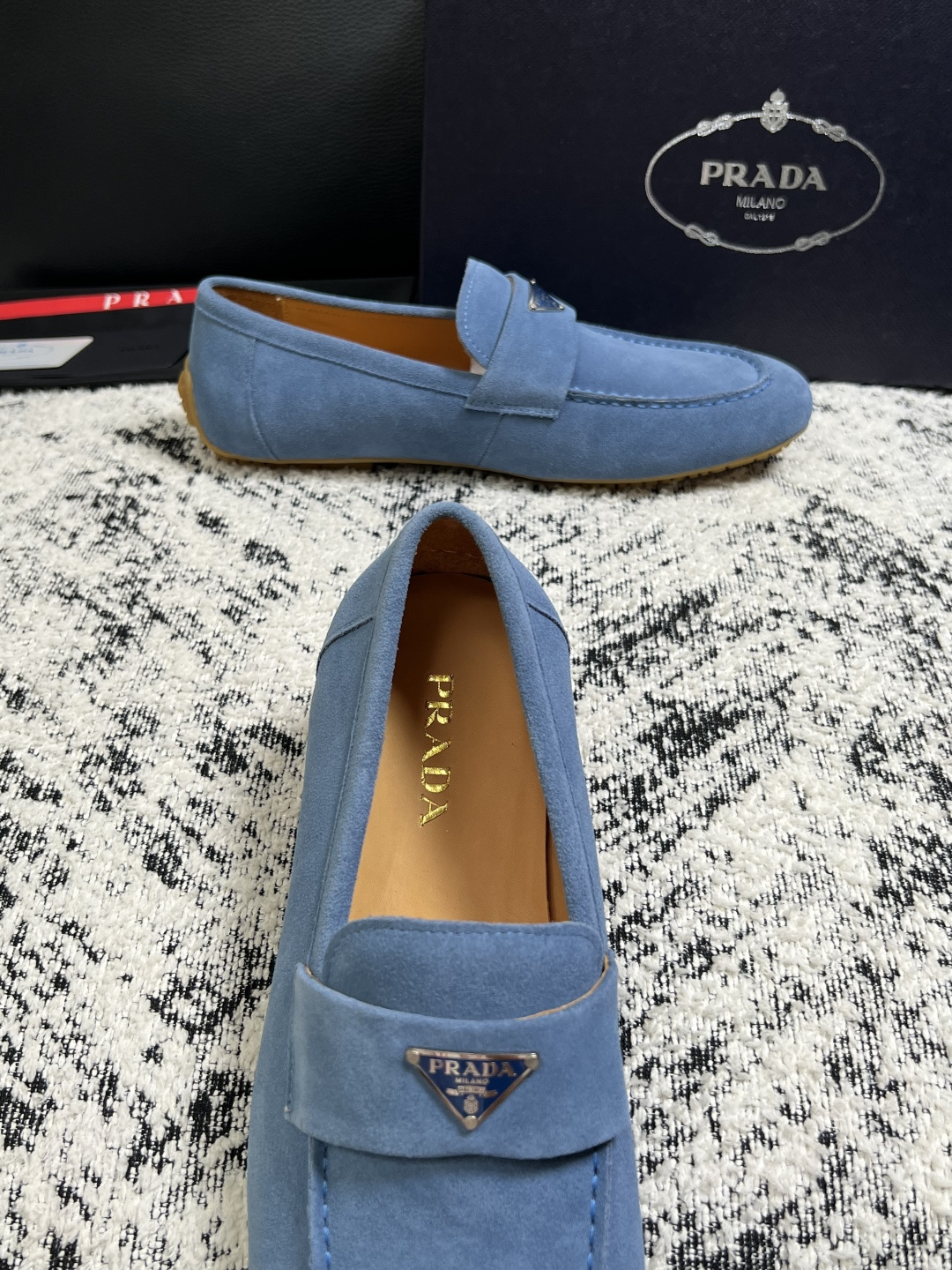 PRADA  高品质  顶级工艺品 普拉达 豆豆鞋专柜同步 原厂配置，意大利进口原版牛皮面料，透气舒适进