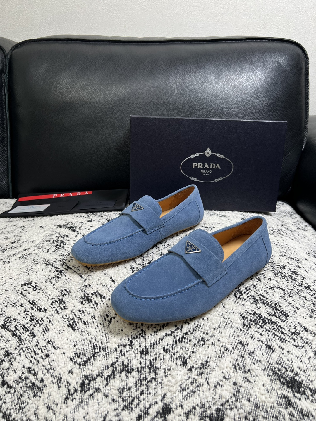 PRADA  高品质  顶级工艺品 普拉达 豆豆鞋专柜同步 原厂配置，意大利进口原版牛皮面料，透气舒适进