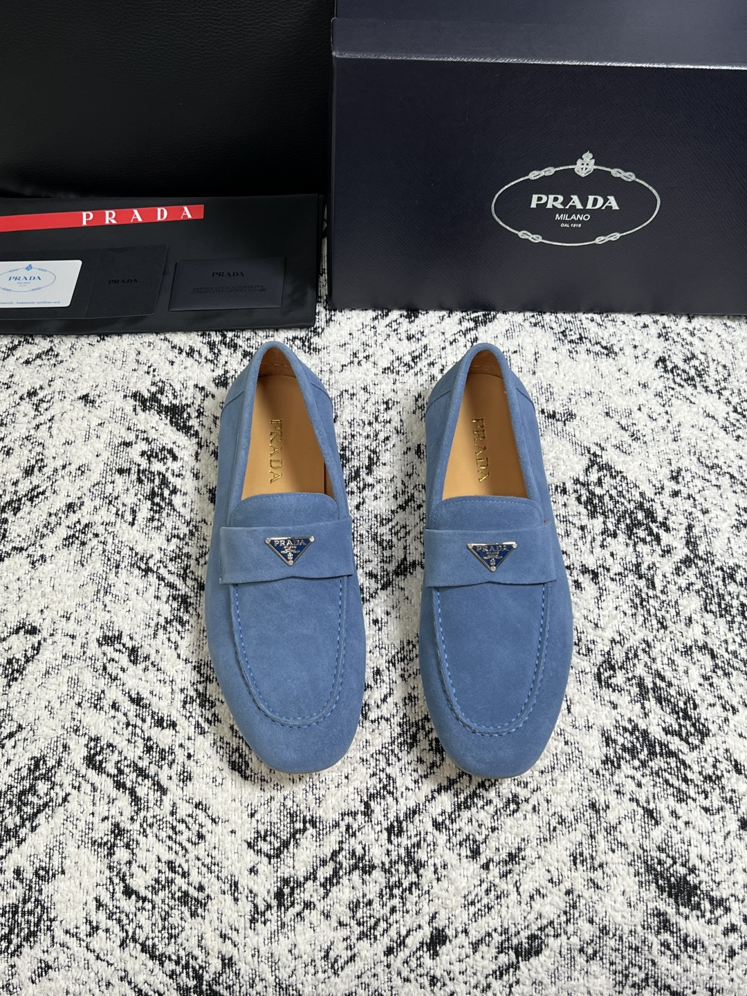 PRADA  高品质  顶级工艺品 普拉达 豆豆鞋专柜同步 原厂配置，意大利进口原版牛皮面料，透气舒适进