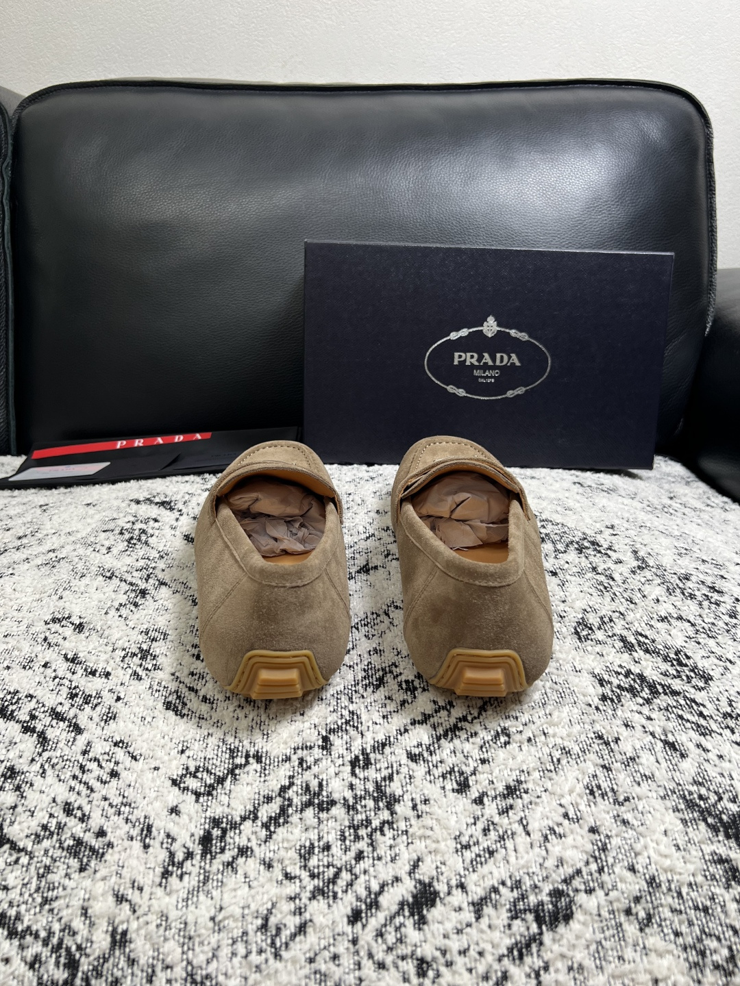 PRADA  高品质  顶级工艺品 普拉达 豆豆鞋专柜同步 原厂配置，意大利进口原版牛皮面料，透气舒适进