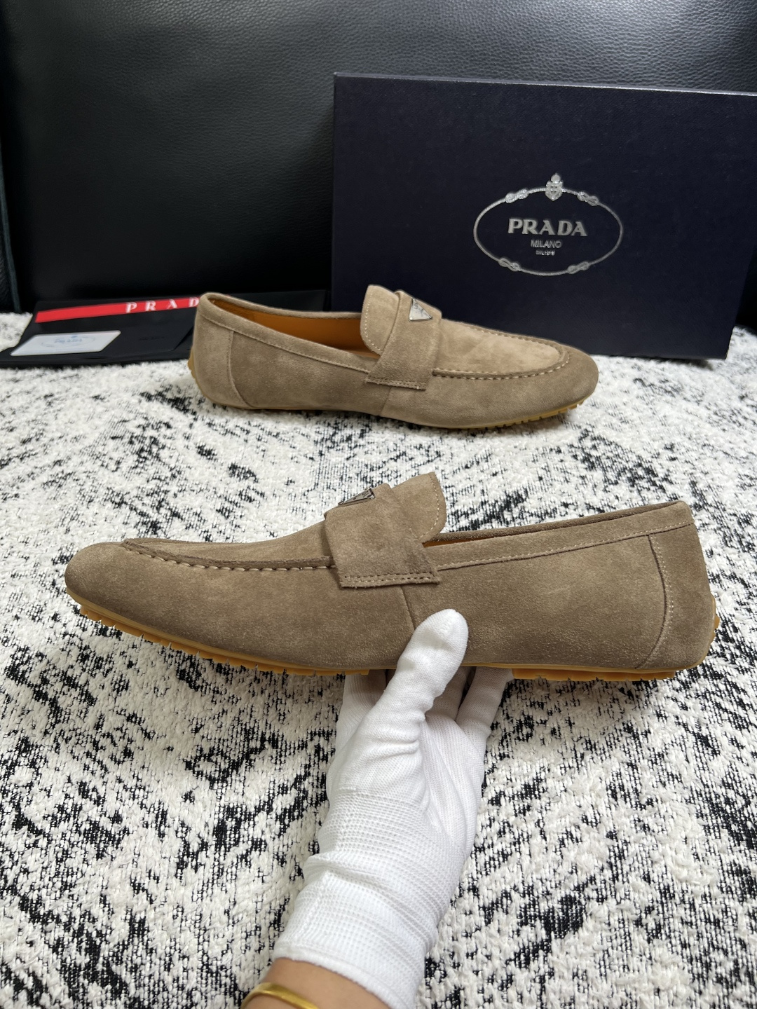 PRADA  高品质  顶级工艺品 普拉达 豆豆鞋专柜同步 原厂配置，意大利进口原版牛皮面料，透气舒适进