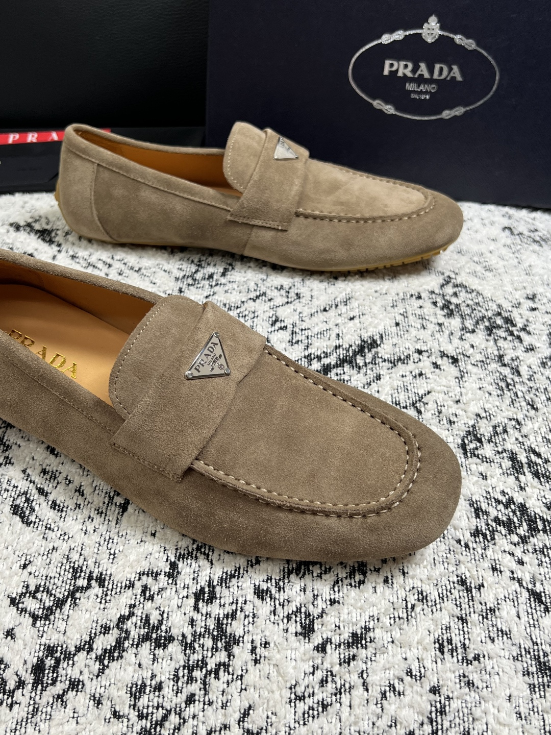 PRADA  高品质  顶级工艺品 普拉达 豆豆鞋专柜同步 原厂配置，意大利进口原版牛皮面料，透气舒适进