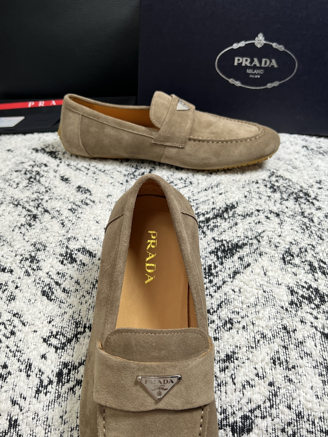 PRADA  高品质  顶级工艺品 普拉达 豆豆鞋专柜同步 原厂配置，意大利进口原版牛皮面料，透气舒适进