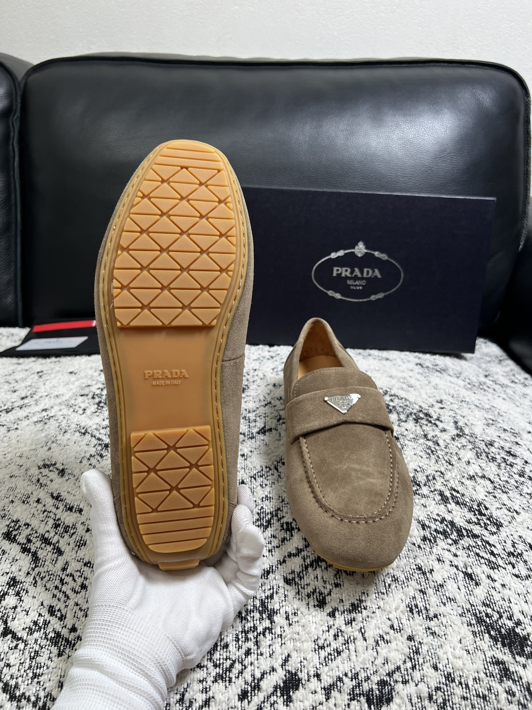 PRADA  高品质  顶级工艺品 普拉达 豆豆鞋专柜同步 原厂配置，意大利进口原版牛皮面料，透气舒适进