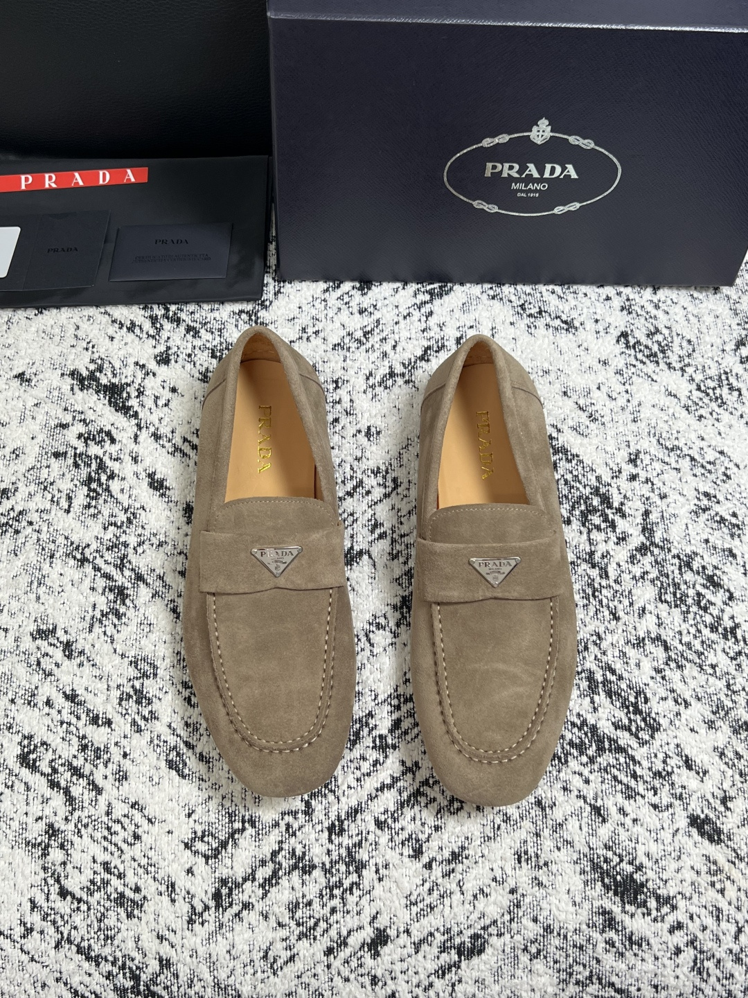 PRADA  高品质  顶级工艺品 普拉达 豆豆鞋专柜同步 原厂配置，意大利进口原版牛皮面料，透气舒适进