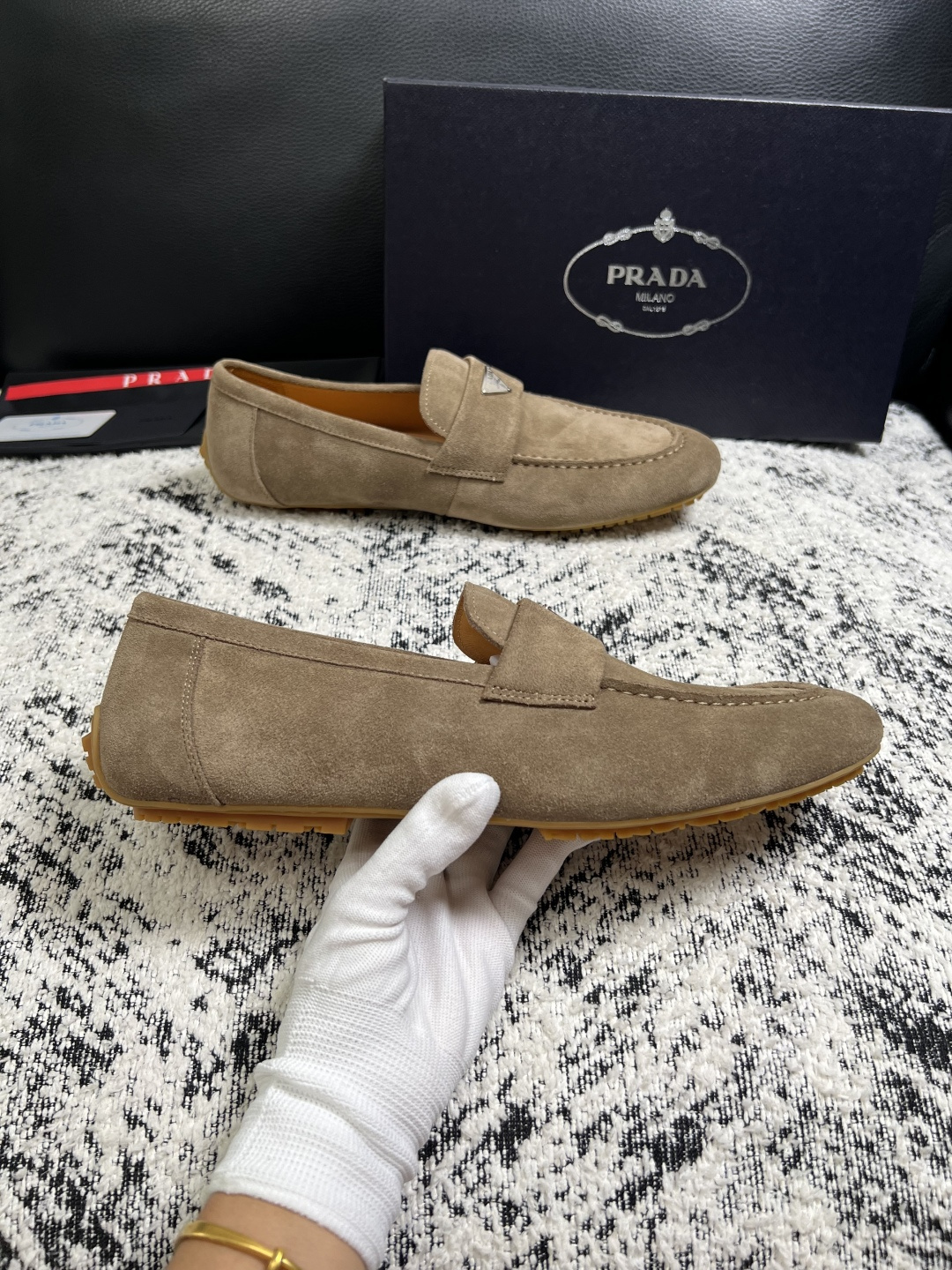 PRADA  高品质  顶级工艺品 普拉达 豆豆鞋专柜同步 原厂配置，意大利进口原版牛皮面料，透气舒适进