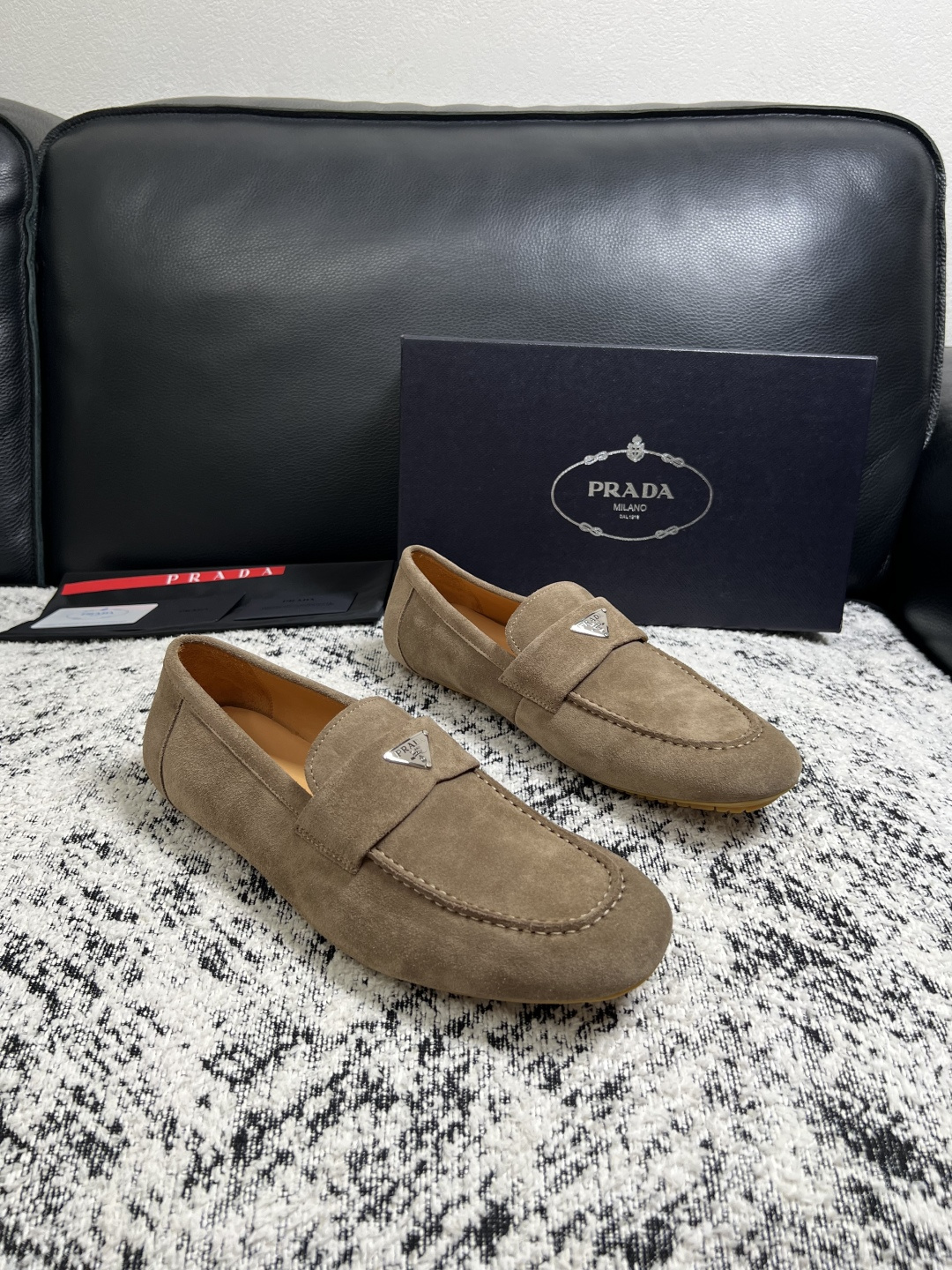 PRADA  高品质  顶级工艺品 普拉达 豆豆鞋专柜同步 原厂配置，意大利进口原版牛皮面料，透气舒适进