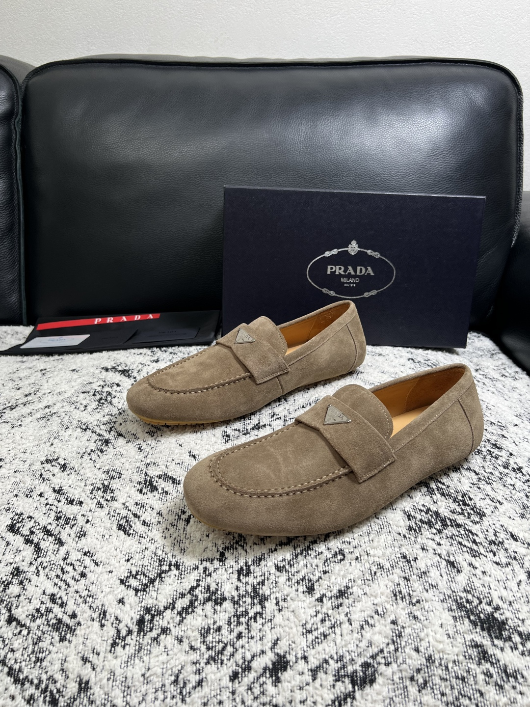 PRADA  高品质  顶级工艺品 普拉达 豆豆鞋专柜同步 原厂配置，意大利进口原版牛皮面料，透气舒适进