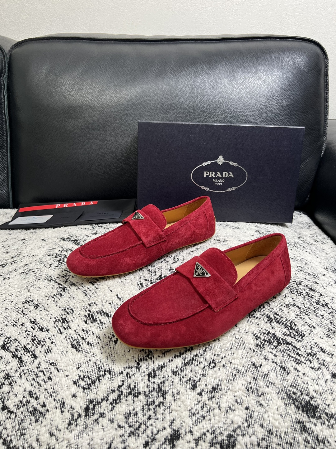 PRADA  高品质  顶级工艺品 普拉达 豆豆鞋专柜同步 原厂配置，意大利进口原版牛皮面料，透气舒适进