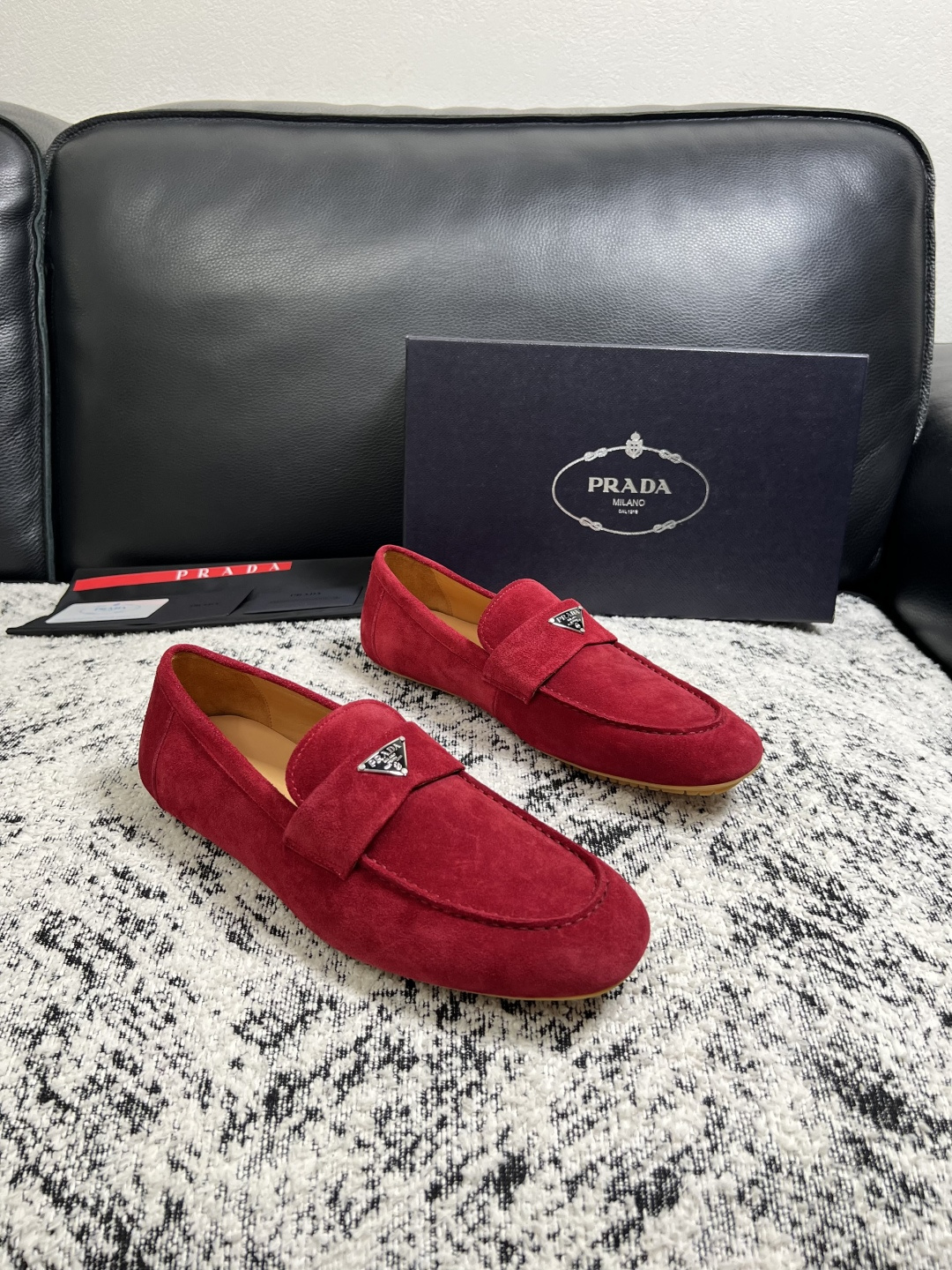 PRADA  高品质  顶级工艺品 普拉达 豆豆鞋专柜同步 原厂配置，意大利进口原版牛皮面料，透气舒适进