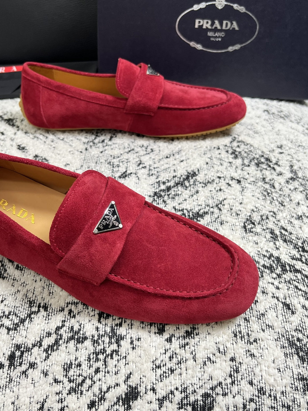 PRADA  高品质  顶级工艺品 普拉达 豆豆鞋专柜同步 原厂配置，意大利进口原版牛皮面料，透气舒适进