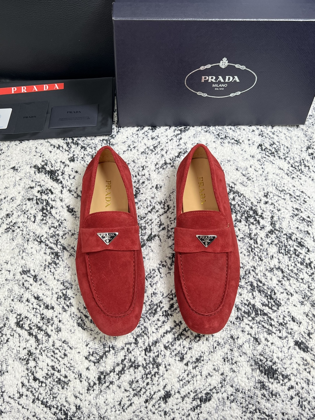 PRADA  高品质  顶级工艺品 普拉达 豆豆鞋专柜同步 原厂配置，意大利进口原版牛皮面料，透气舒适进