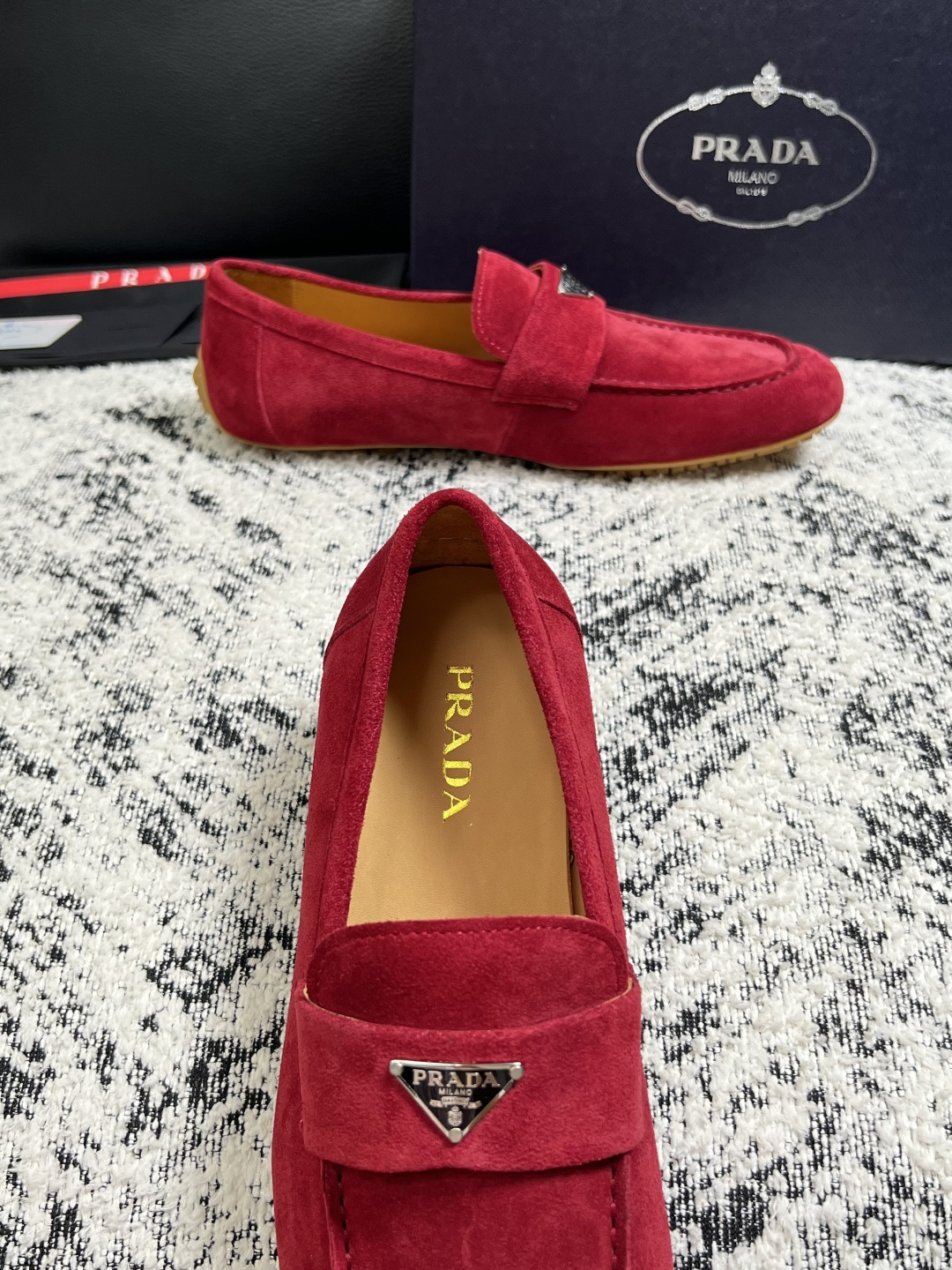 PRADA  高品质  顶级工艺品 普拉达 豆豆鞋专柜同步 原厂配置，意大利进口原版牛皮面料，透气舒适进