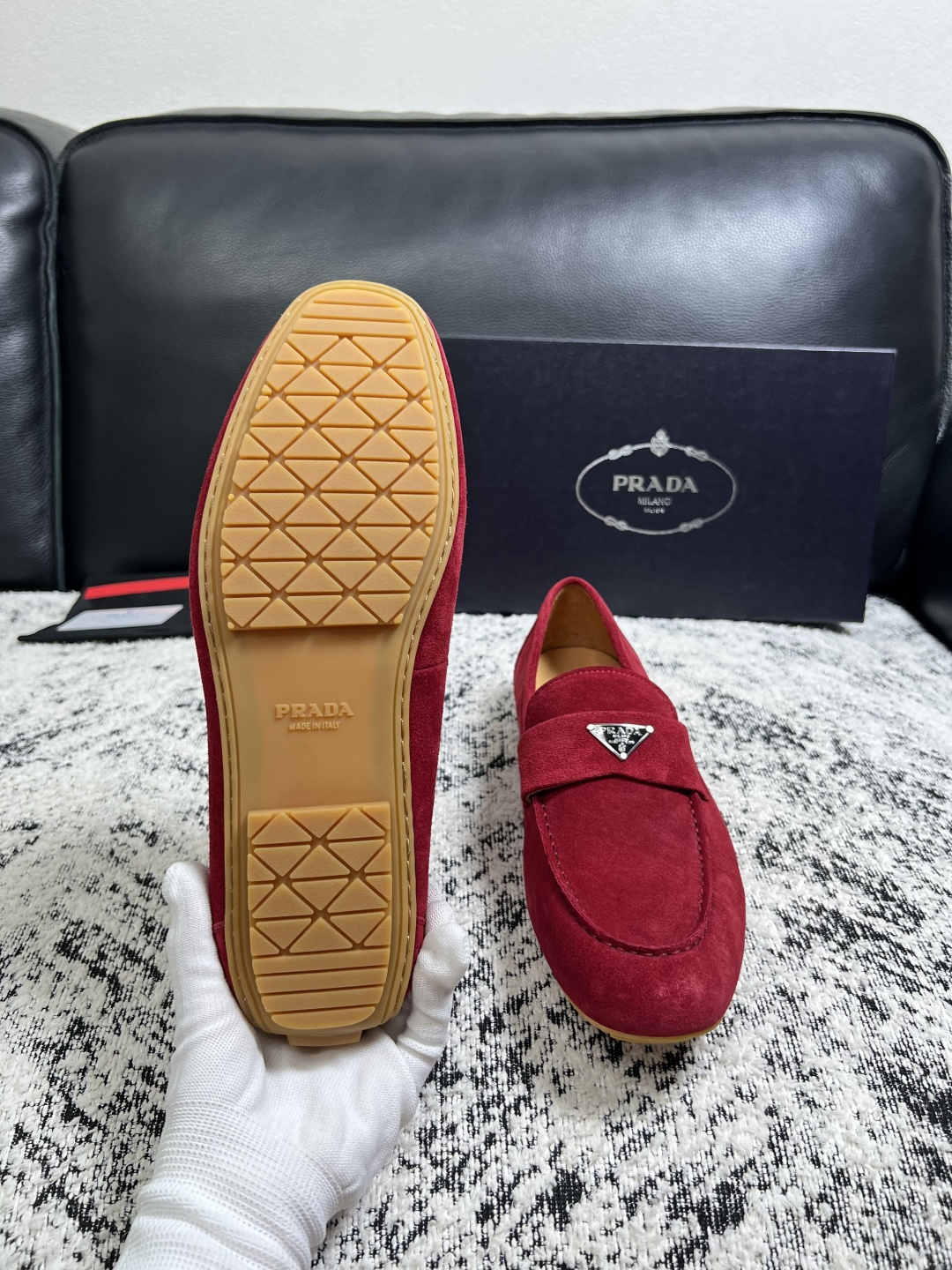 PRADA  高品质  顶级工艺品 普拉达 豆豆鞋专柜同步 原厂配置，意大利进口原版牛皮面料，透气舒适进