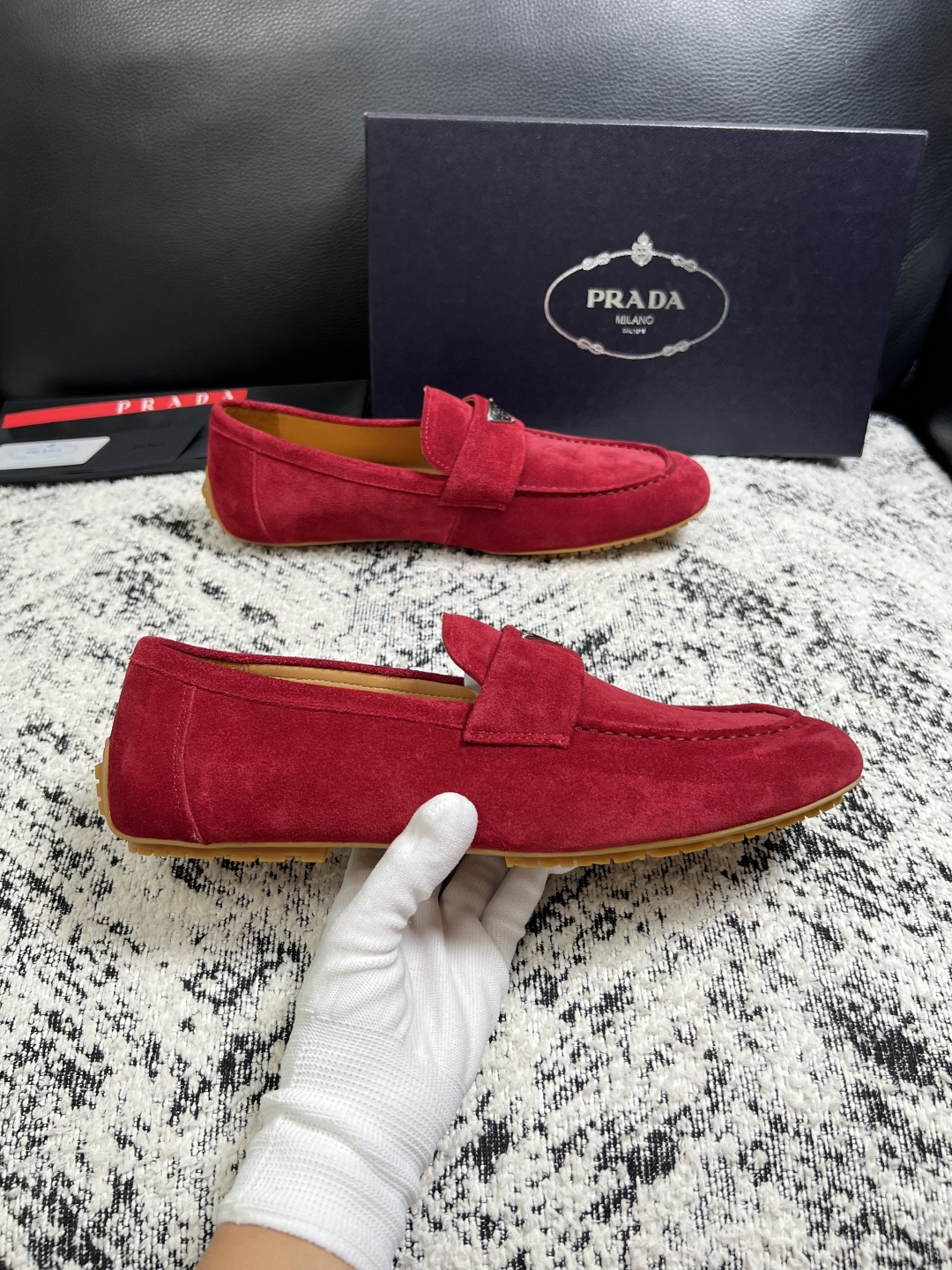 PRADA  高品质  顶级工艺品 普拉达 豆豆鞋专柜同步 原厂配置，意大利进口原版牛皮面料，透气舒适进