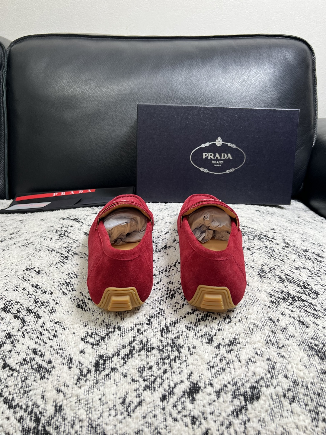 PRADA  高品质  顶级工艺品 普拉达 豆豆鞋专柜同步 原厂配置，意大利进口原版牛皮面料，透气舒适进