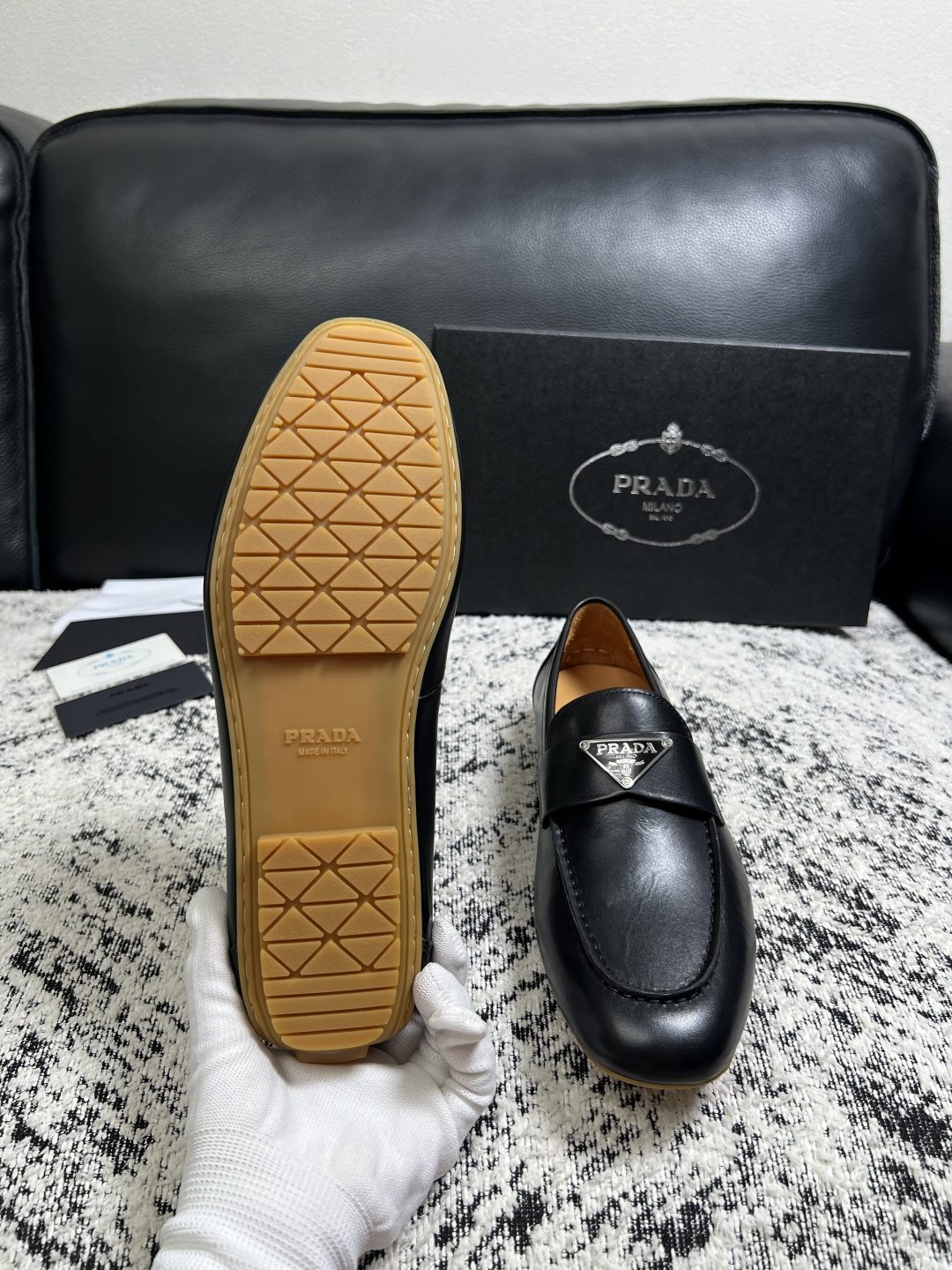 PRADA  高品质  顶级工艺品 普拉达 豆豆鞋专柜同步 原厂配置，意大利进口原版牛皮面料，透气舒适进