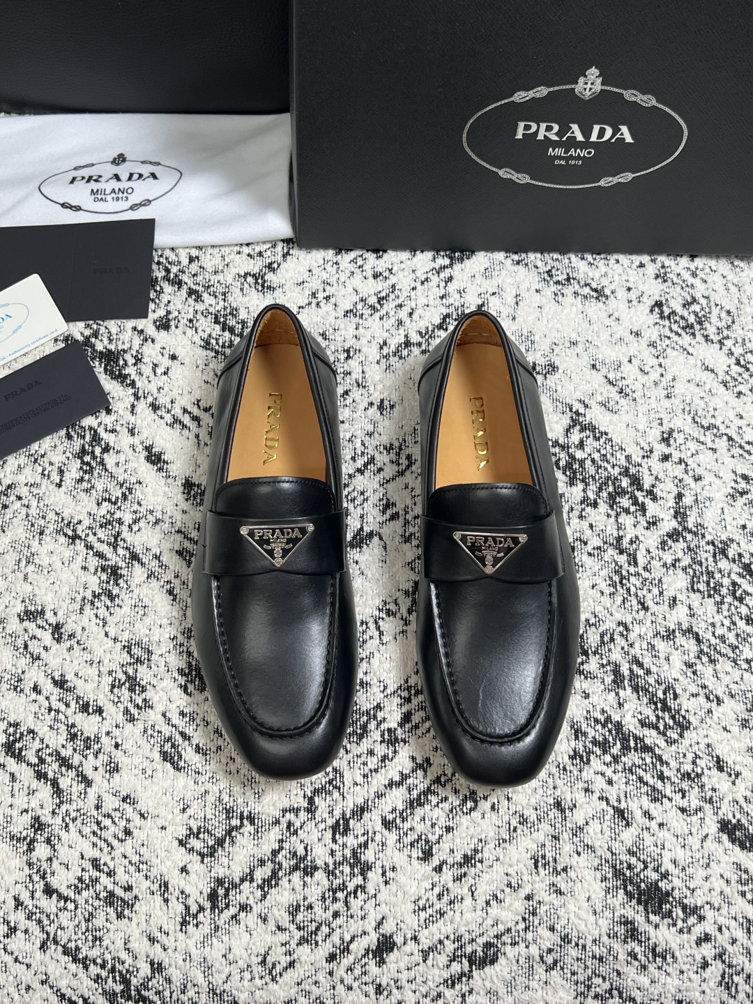 PRADA  高品质  顶级工艺品 普拉达 豆豆鞋专柜同步 原厂配置，意大利进口原版牛皮面料，透气舒适进
