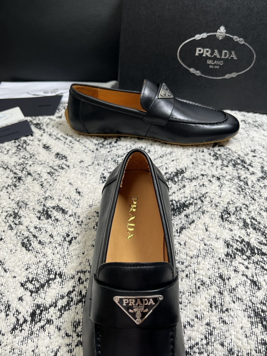 PRADA  高品质  顶级工艺品 普拉达 豆豆鞋专柜同步 原厂配置，意大利进口原版牛皮面料，透气舒适进