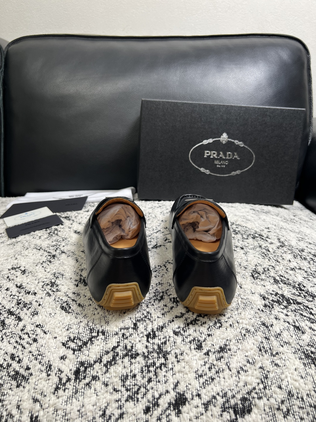PRADA  高品质  顶级工艺品 普拉达 豆豆鞋专柜同步 原厂配置，意大利进口原版牛皮面料，透气舒适进