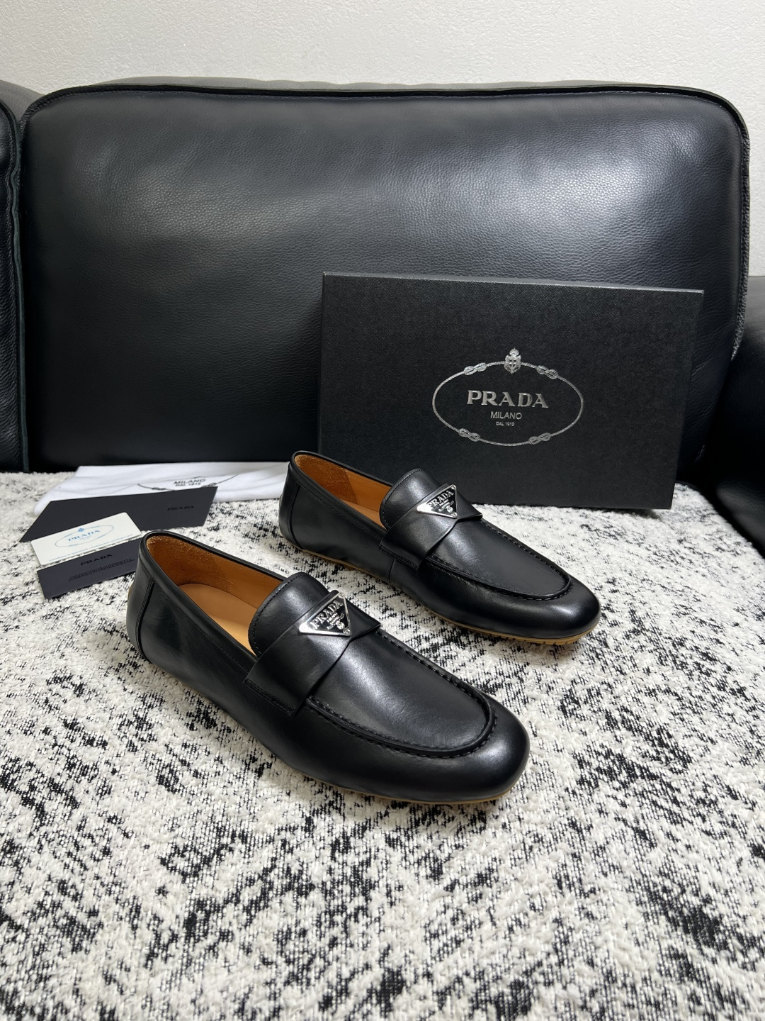 PRADA  高品质  顶级工艺品 普拉达 豆豆鞋专柜同步 原厂配置，意大利进口原版牛皮面料，透气舒适进