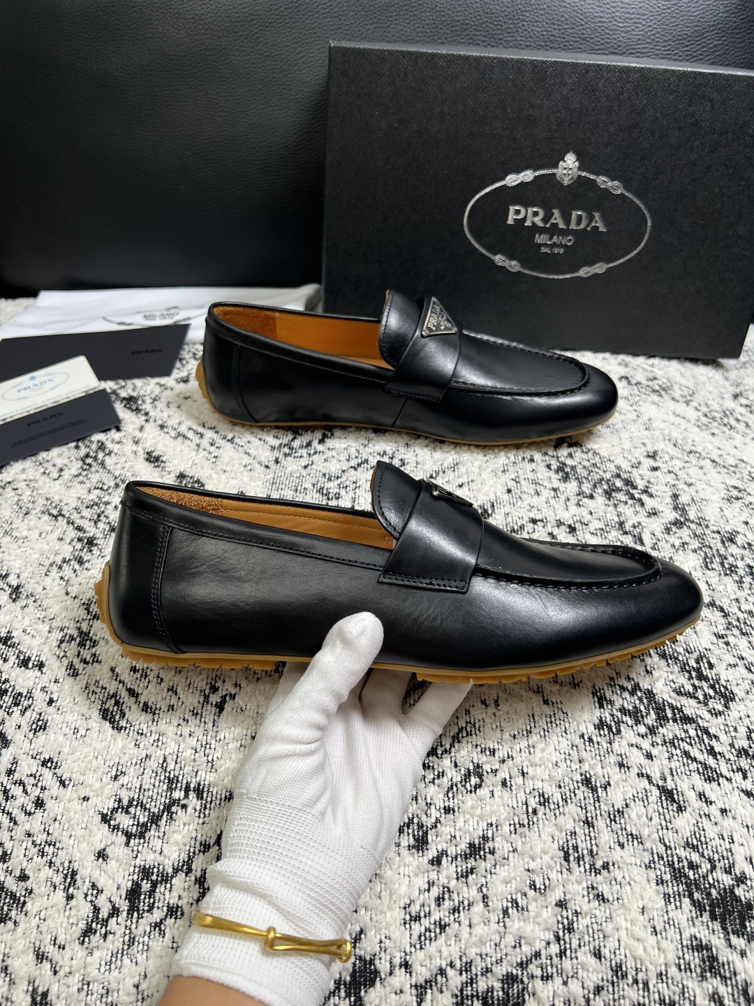 PRADA  高品质  顶级工艺品 普拉达 豆豆鞋专柜同步 原厂配置，意大利进口原版牛皮面料，透气舒适进