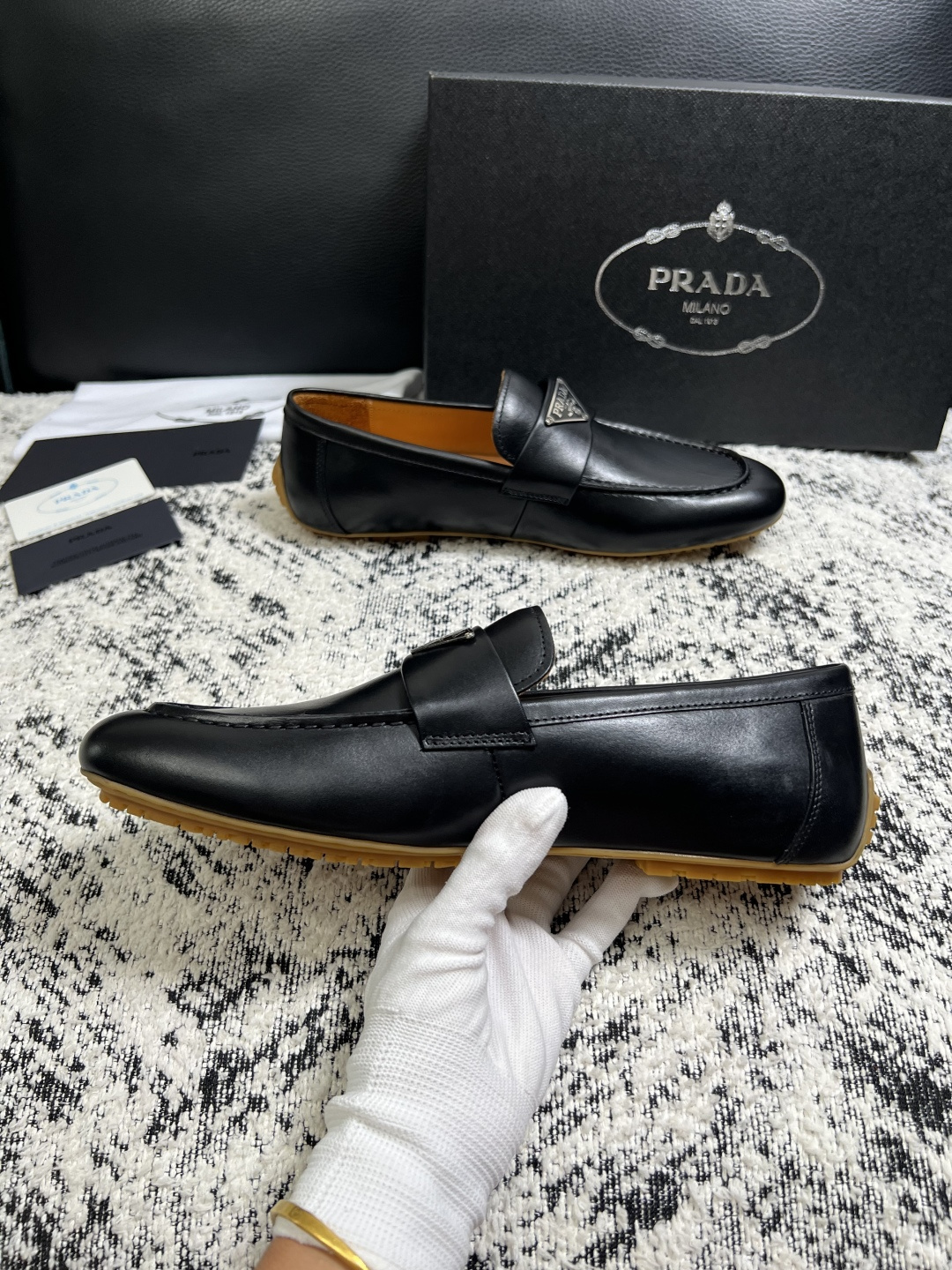 PRADA  高品质  顶级工艺品 普拉达 豆豆鞋专柜同步 原厂配置，意大利进口原版牛皮面料，透气舒适进
