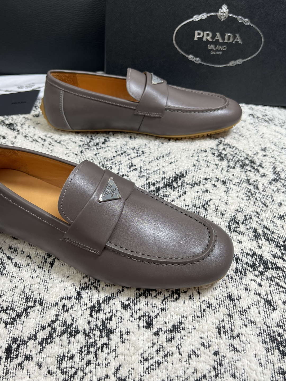 PRADA  高品质  顶级工艺品 普拉达 豆豆鞋专柜同步 原厂配置，意大利进口原版牛皮面料，透气舒适进