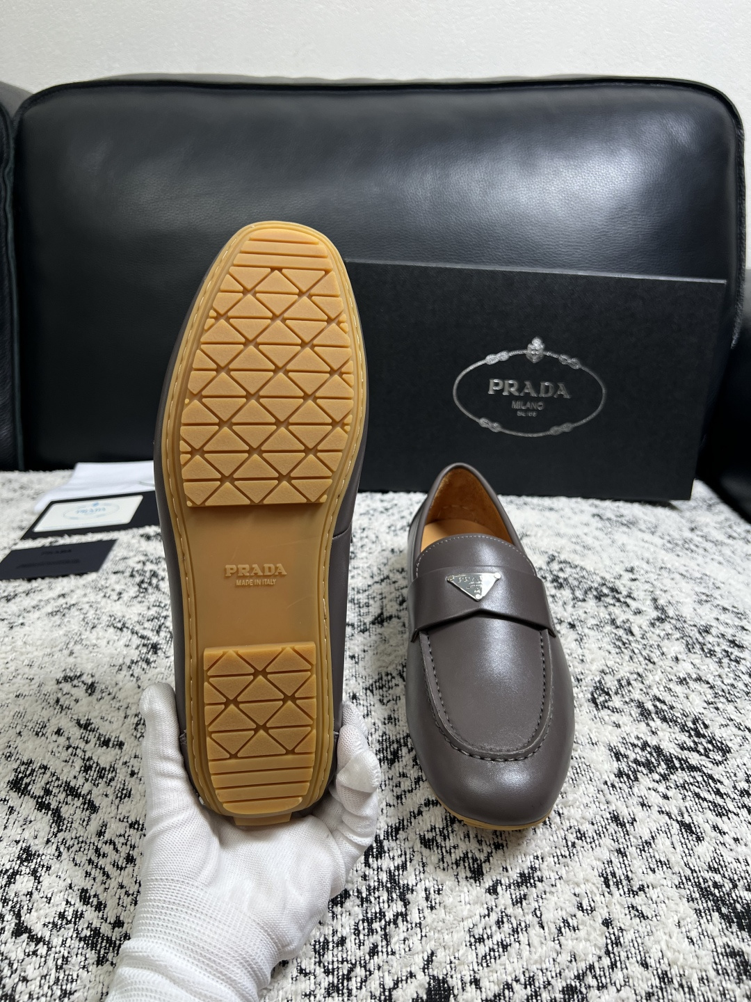 PRADA  高品质  顶级工艺品 普拉达 豆豆鞋专柜同步 原厂配置，意大利进口原版牛皮面料，透气舒适进