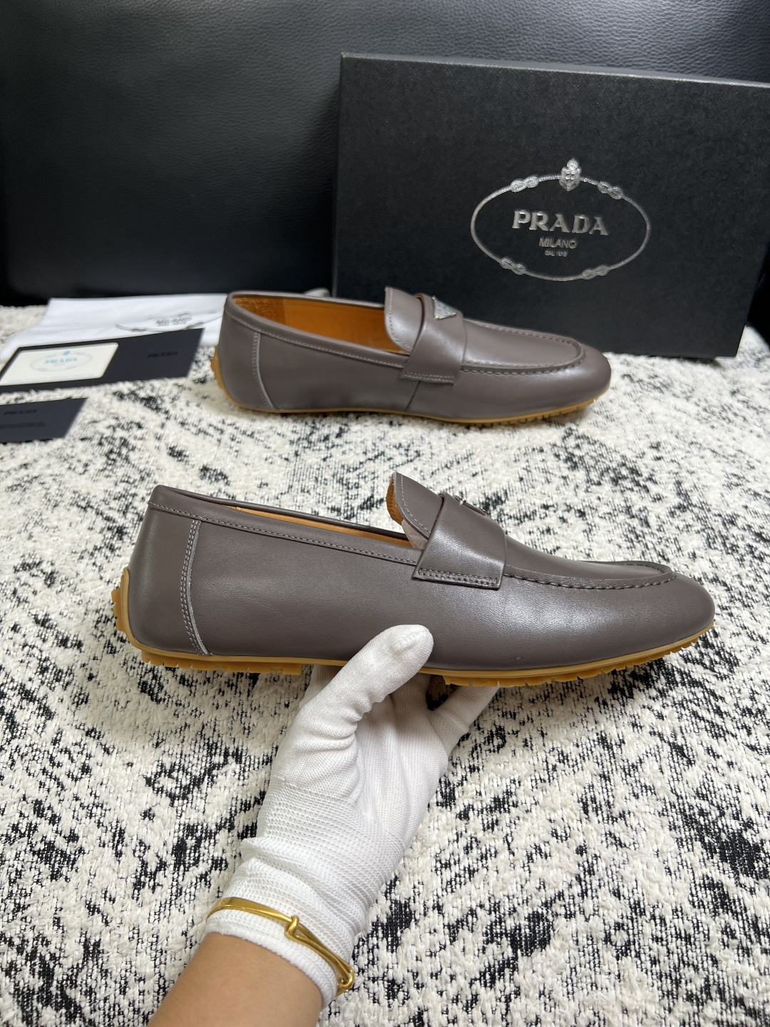 PRADA  高品质  顶级工艺品 普拉达 豆豆鞋专柜同步 原厂配置，意大利进口原版牛皮面料，透气舒适进