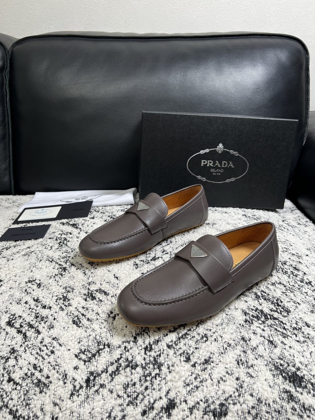 PRADA  高品质  顶级工艺品 普拉达 豆豆鞋专柜同步 原厂配置，意大利进口原版牛皮面料，透气舒适进