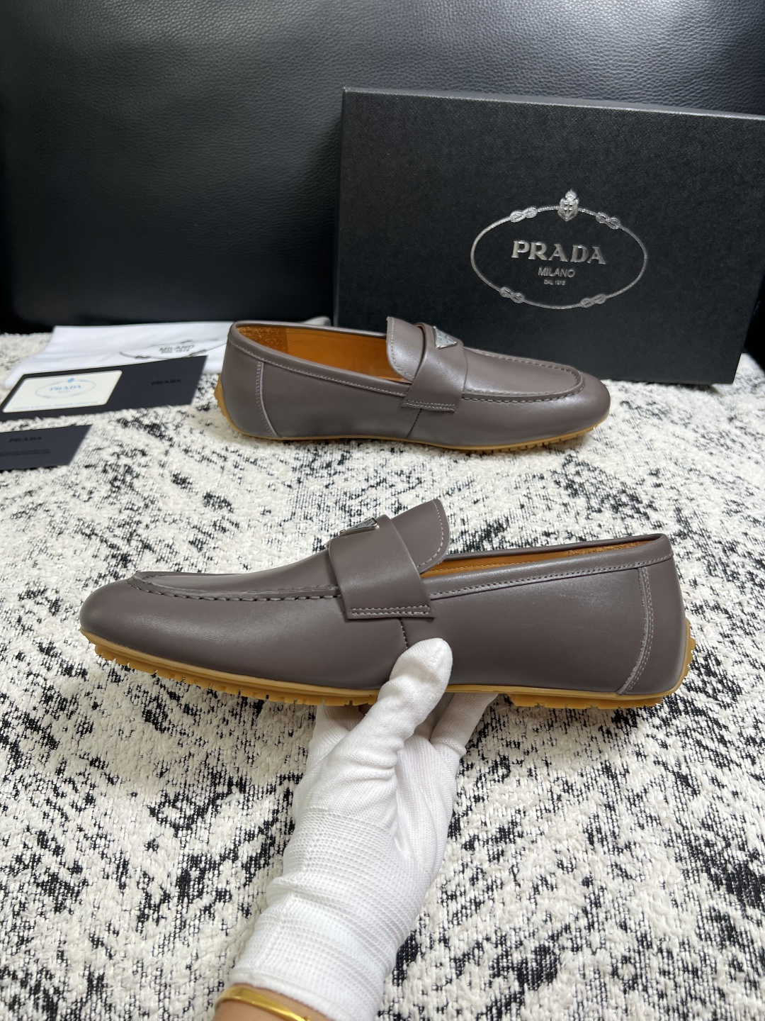 PRADA  高品质  顶级工艺品 普拉达 豆豆鞋专柜同步 原厂配置，意大利进口原版牛皮面料，透气舒适进