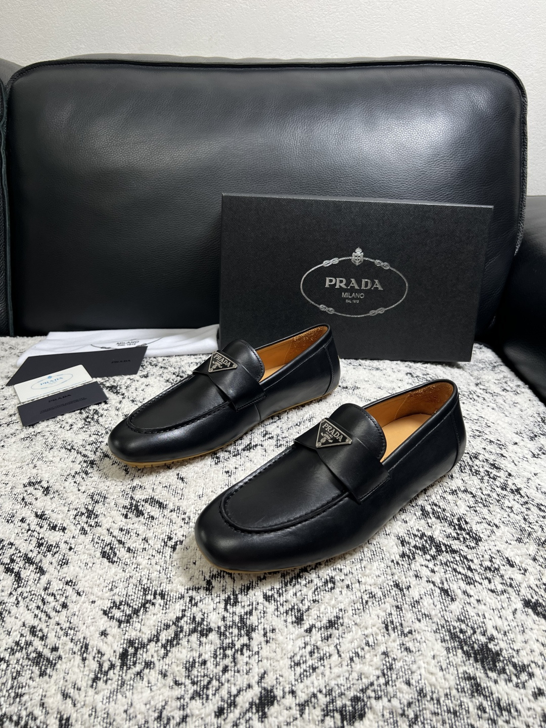 PRADA  高品质  顶级工艺品 普拉达 豆豆鞋专柜同步 原厂配置，意大利进口原版牛皮面料，透气舒适进