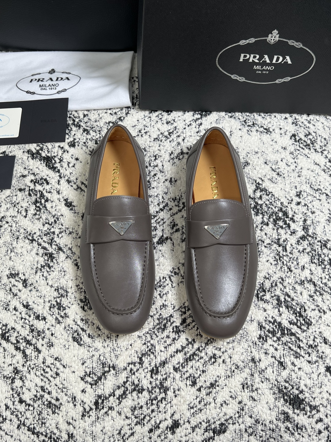 PRADA  高品质  顶级工艺品 普拉达 豆豆鞋专柜同步 原厂配置，意大利进口原版牛皮面料，透气舒适进