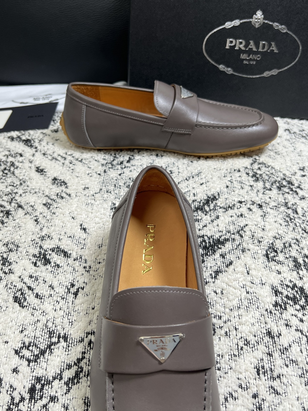 PRADA  高品质  顶级工艺品 普拉达 豆豆鞋专柜同步 原厂配置，意大利进口原版牛皮面料，透气舒适进
