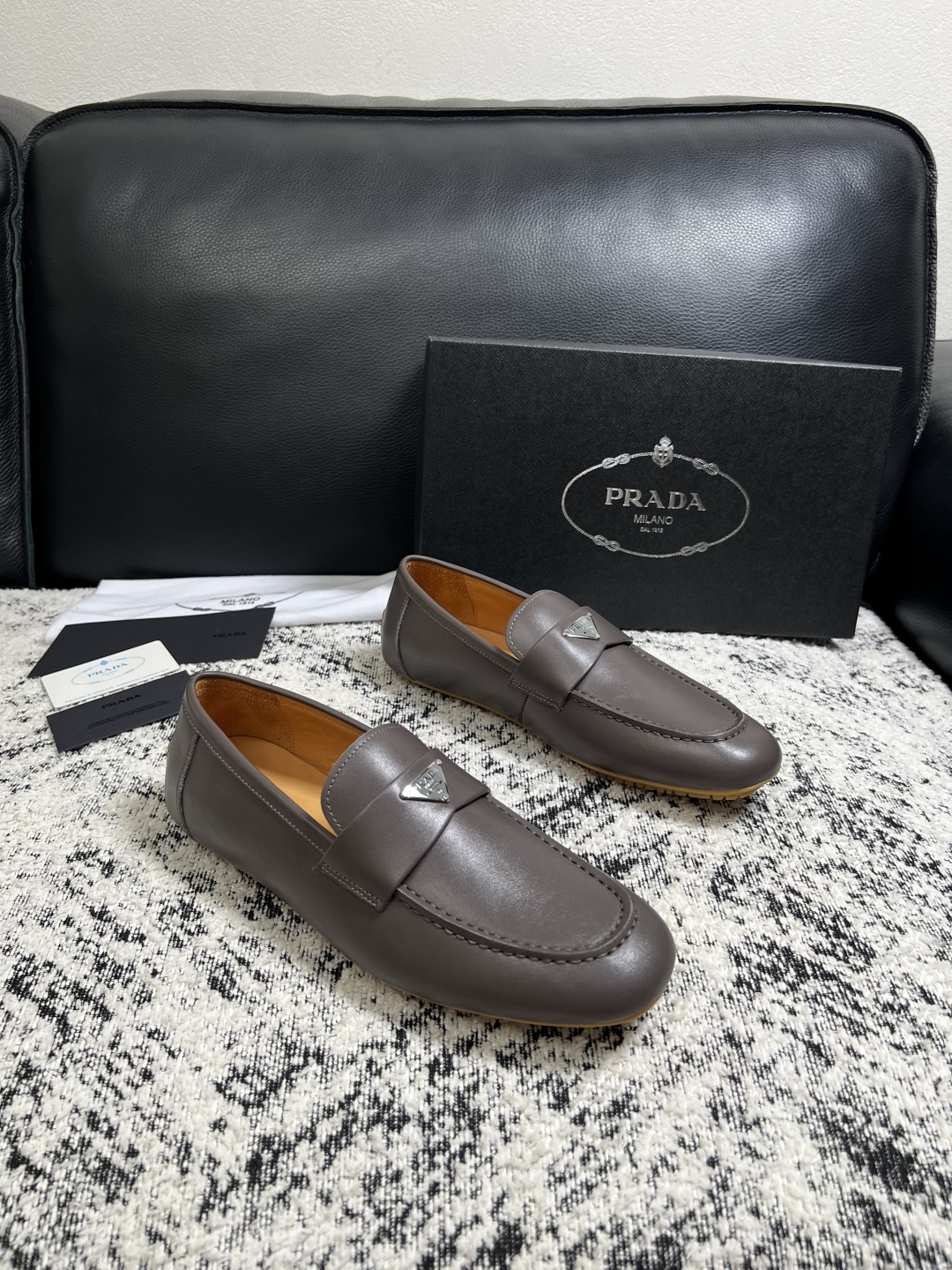 PRADA  高品质  顶级工艺品 普拉达 豆豆鞋专柜同步 原厂配置，意大利进口原版牛皮面料，透气舒适进